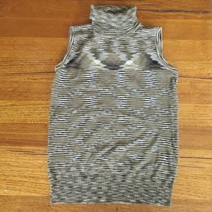 Sleeveless Turteneck Sweater